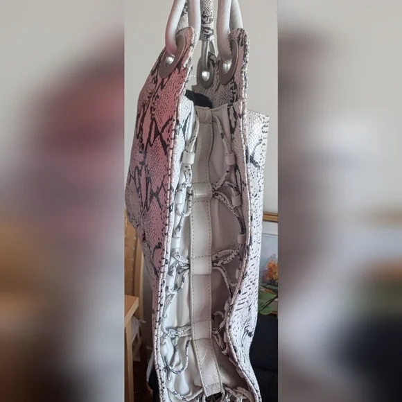 Snakeskin Pattern Handbag - Picture 6 of 7